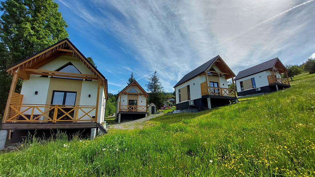 
Wisła-Houses "Chatki pod górką" to kompleks 6 domków mogących pomieścić od 6 do 8 osób. Widokowo położone zaledwie 15 min spacerem od rynku Wisły. Bliskość stoków narciarskich, tras rowerowych i szlaków to mocny powód, aby odwiedzić nasze miejsce. Dodatkowo do dyspozycji gości jest sauna, a dla najmłodszych plac zabaw.Oczywiście udostępniamy także ładowarkę do samochodów elektrycznych (Na chwilę obecną stacja ładowania dostępna jest przy obiektach: „Chatki Pod Górką" oraz "Chata Pod Górką").
Co zyskujesz? 
10% zniżki na nocleg dla posiadaczy EV w Wisła-Houses
Jak skorzystać? 
1) Kliknij „Użyj benefit”, a następnie w „Aktywuj benefit”
2) Zostaniesz przekierowany do systemu rezerwacji Wisła-Houses
3) Po wybraniu oferty, w polu „KOD RABATOWY” wpisz hasło „evklubpolska”