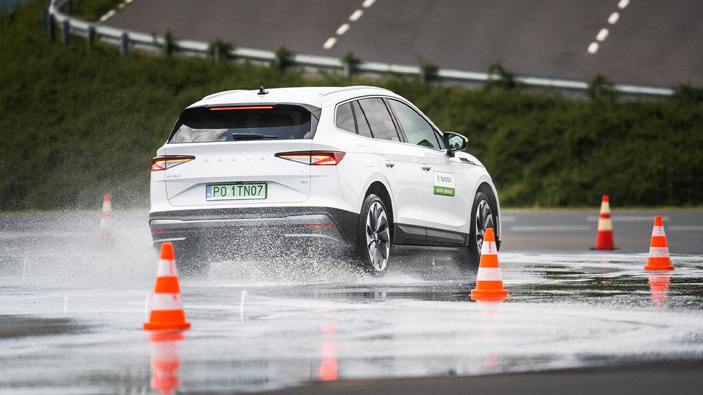 
ŠKODA Auto Szkoła to instytucja, która ma na celu podniesienie poziomu bezpieczeństwa na polskich drogach poprzez szkolenie kierowców z zakresu techniki jazdy oraz wykorzystywania systemów bezpieczeństwa, w które wyposażone są nowoczesne samochody. W skład ŠKODA Autodrom Poznań wchodzą dwie maty poślizgowe, okrąg ze śliską nawierzchnią oraz wzniesienie. To wszystko rozszerzone o kurtyny wodne oraz płytę dynamiczną pozwalającą zasymulować poślizg nadsterowny. Szkolenia uczą m. in. radzenia sobie w trudnych warunkach i sytuacjach awaryjnych na drodze, wychodzenia z poślizgów, hamowania awaryjnego i wielu innych elementów bezpiecznej jazdy. Ośrodek wyposażony jest w najnowocześniejsze samochody dostępne dla użytkowników dróg. Posiadamy cały przekrój modeli obejmujący również auta elektryczne. Pojazdy, którymi dysponujemy to bogato wyposażone egzemplarze, które podlegają cyklicznej wymianie – mniej więcej raz na pół roku. Wszystko po to, aby zapewnić uczestnikom naszych szkoleń najwyższy komfort, a także możliwość poznania aut różnego typu i sposobność obcowania z różnorodnymi nowinkami technologicznymi.
Co zyskujesz?
10% zniżki na szkolenie praktyczne doskonalenia techniki jazdy
Jak skorzystać? 
1) Kliknij „Użyj benefit” i skopiuj kod
2) Przejdź na stronę https://www.szkola-auto.pl/
3) Wybierz interesujące Cię szkolenie
4) Kliknij „Kup” a następnie „kup jako voucher”
5) Wklej skopiowany kod w polu „kod rabatowy” Szerokiej drogi!