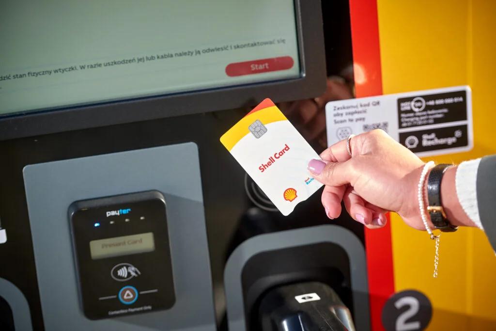 
Shell Card EV to hybrydowa karta flotowa, dzięki której szybko i wygodnie zapłacisz za ładowanie samochodów elektrycznych na ponad 6000 punktach ładowania w całej Polsce oraz ponad 750 tys. punktach w 35 krajach w Europie. Swoim wyglądem przypomina klasyczną kartę debetową i działa w podobny sposób, wykorzystując płatności zbliżeniowe. Wystarczy, że dodasz ją jako do aplikacji Shell Recharge.
Przykładając Shell Card EV z chipem RIFD w odpowiednie miejsce na ładowarce, rozpoczniesz sesję ładowania pojazdu. Ładowarkę możesz także uruchomić z poziomu aplikacji mobilnej. Wszelkie transakcje mobilne zostaną skonsolidowane na zbiorczej fakturze w środowisku Shell Fleet Hub. 
Co zyskujesz zyskujesz z Shell Card EV: - Ładowanie samochodów elektrycznych w 6000 punktach ładowania w całej Polsce (Ionity, Greenway, Elocity, Power Dot, EV+, Noxo Energy, Budimex Mobility, Last Mile Solutions, Qwello, Pure City, APCOA Charging, Interparking, Horyzont EV) oraz ponad 750 tys. punktach w 35 krajach w Europie
 - Rabaty na myjnię, płyny do spryskiwaczy oraz ofertę pozapaliwową
 - Bezgotówkowe regulowanie opłat za autostrady w Polsce i za granicą (videotolling, eTOLL)
 - Pełna kontrola kosztów, podgląd wszystkich transakcji i jedna wspólna faktura
 - Tankowanie na blisko 1300 stacjach w Polsce (Shell i partnerskich: MOYA, MOL, Lotos)
 - Oszczędność czasu i zarządzanie flotą w portalu online Shell Fleet Hub

Co zyskujesz aplikując o kartę Shell Card EV przez EV Klub Polska: - Większy rabat na myjnię o ok. 15%
 - Większe rabaty na produkty paliwowe o ok.10%
 - 3 pierwsze miesiące z obnizoną ceną za kartę o 50%
 - Wymagany rok prowadzenia działalności (w każdym innym przypadku wymagane są 2 lata)

Jak skorzystać? - Wejdź w aplikację mobilną EV Klub Polska
 - Znajdź benefit Shell Card EV
 - Naciśnij na dole przycisk "Użyj benefitu"
 - Wejdź na podaną stronę internetową
 - Wypełnił formularz
 - Poczekaj na kontakt konsultanta Shell
